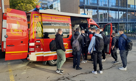 FTS-Schüler bestaunen die Funkausstattung im Feuerwehr-Fahrzeug