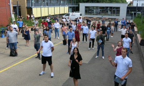 Abiturienten und Hauptschüler freuen sich über die Zeugnisse der Staatl. Feintechnikschule