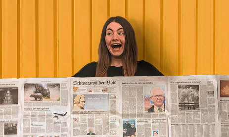 Jana Schütz freut sich über das Projekt „ZiSch  --- Zeitung in der Schule“ und präsentiert ihr Exemplar des „Schwarzwälder Boten“