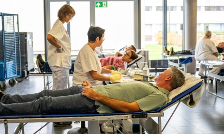 Blutspendetag an der Staatlichen Feintechnikschule mit Technischem Gymnasium VS-Schwenningen: Die Lehrer Bernd Flaig, Kerstin Straetker-Vogt und Timo Lipinski gehen mit gutem Beispiel voran.