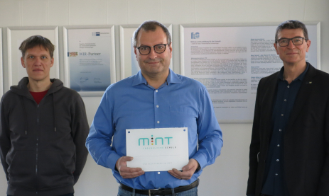 Thomas Kusch (li.), Marc Gunzlé und Schulleiter Thomas Ettwein freuen sich über die Zertifizierung