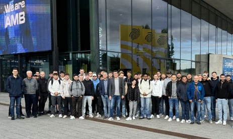 54 Schüler der Staatl. Feintechnikschule auf der AMB-Messe in Stuttgart