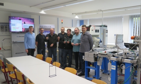 Das Bild zeigt v.r.n.l. Schulleiter Thomas Ettwein, Juri Schwanke, Bernd Dettinger, Alexander Neuberger, Martin Meder, Jürgen Kraft, Technischer Oberlehrer Michael Miksic im Abendkurs I4.0