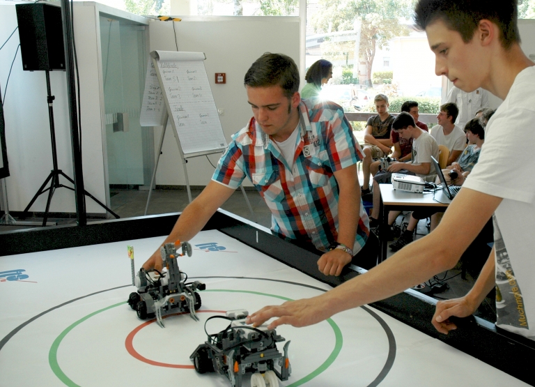 selbstgebaute und programmierte Roboter im Wettkampf