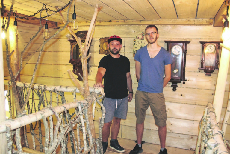 Die Uhrmacher Jan Böck und Marc Tabor (von links) in ihrer u(h)rigen Umgebung in einer ehemaligen Scheune. Foto: Eric Zerm