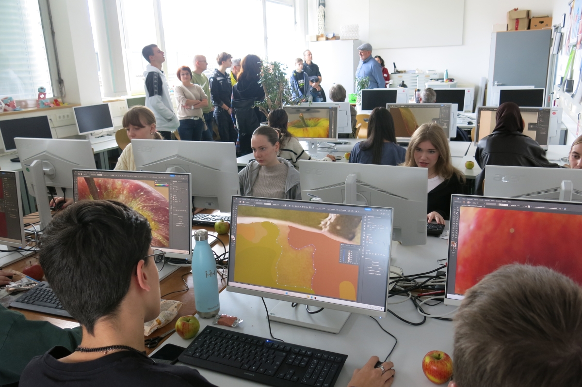 Besucher bei Herrn Buschle und Frau Kommert in Gestaltungs- und Medientechnik