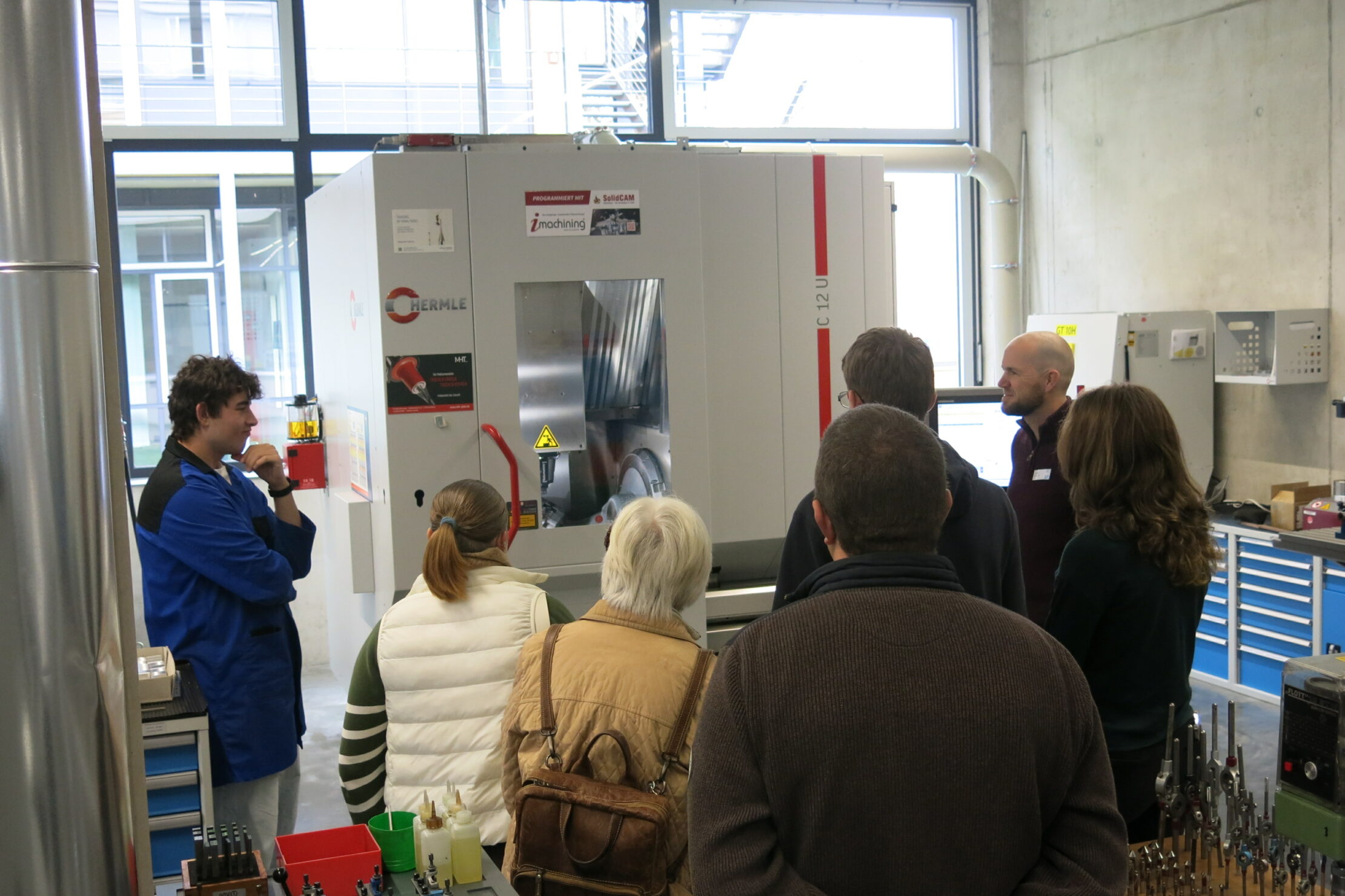 an der CNC Maschine bei den Feinwerkmechanikern