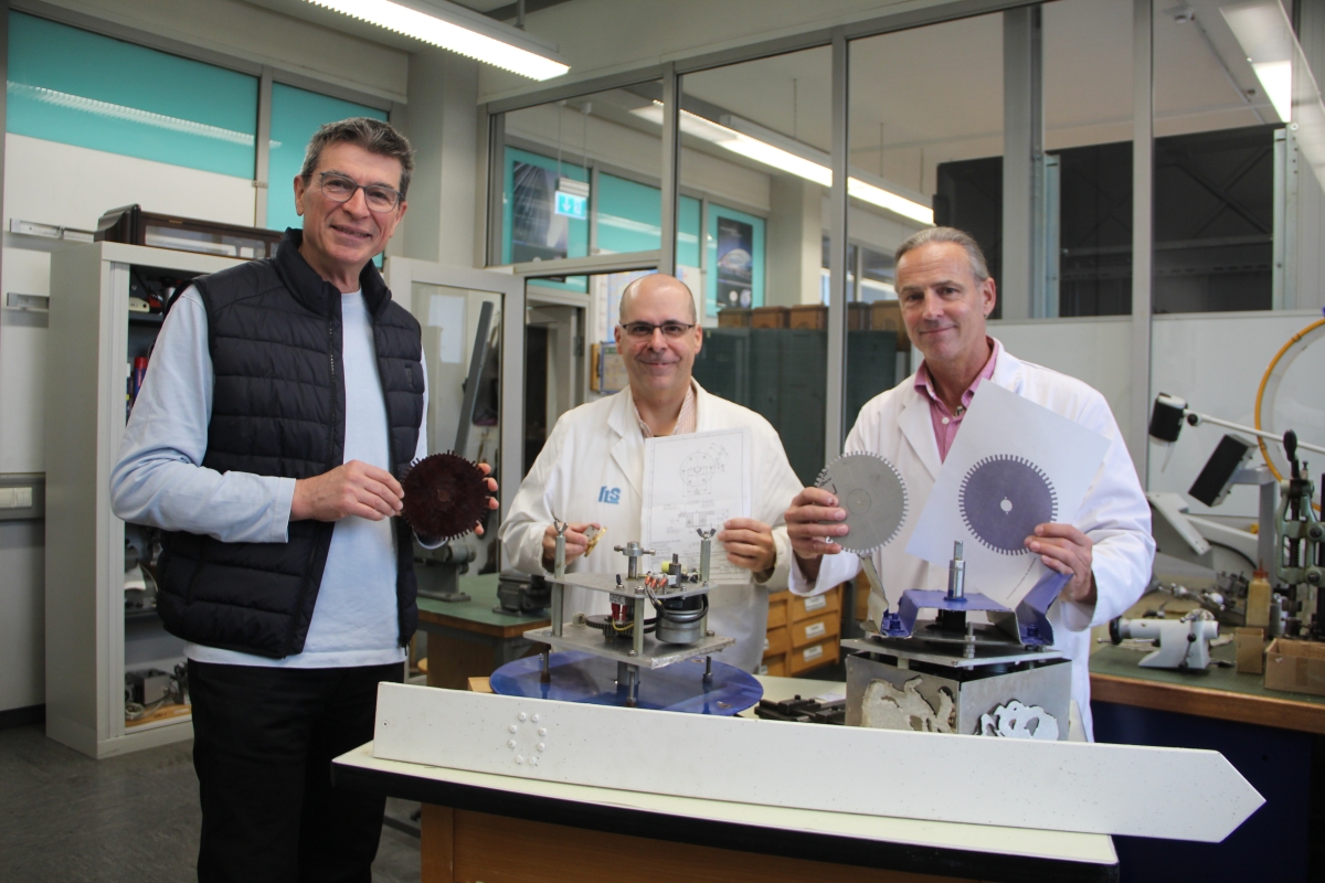 Stecken viel Zeit und Muße in das Messeuhr-Projekt (von links): Thomas Ettwein, Leiter der Feintechnikschule, sowie die Uhrmacherlehrer Rolf Hermann und Alexander Loga. Foto: Mareike Kratt