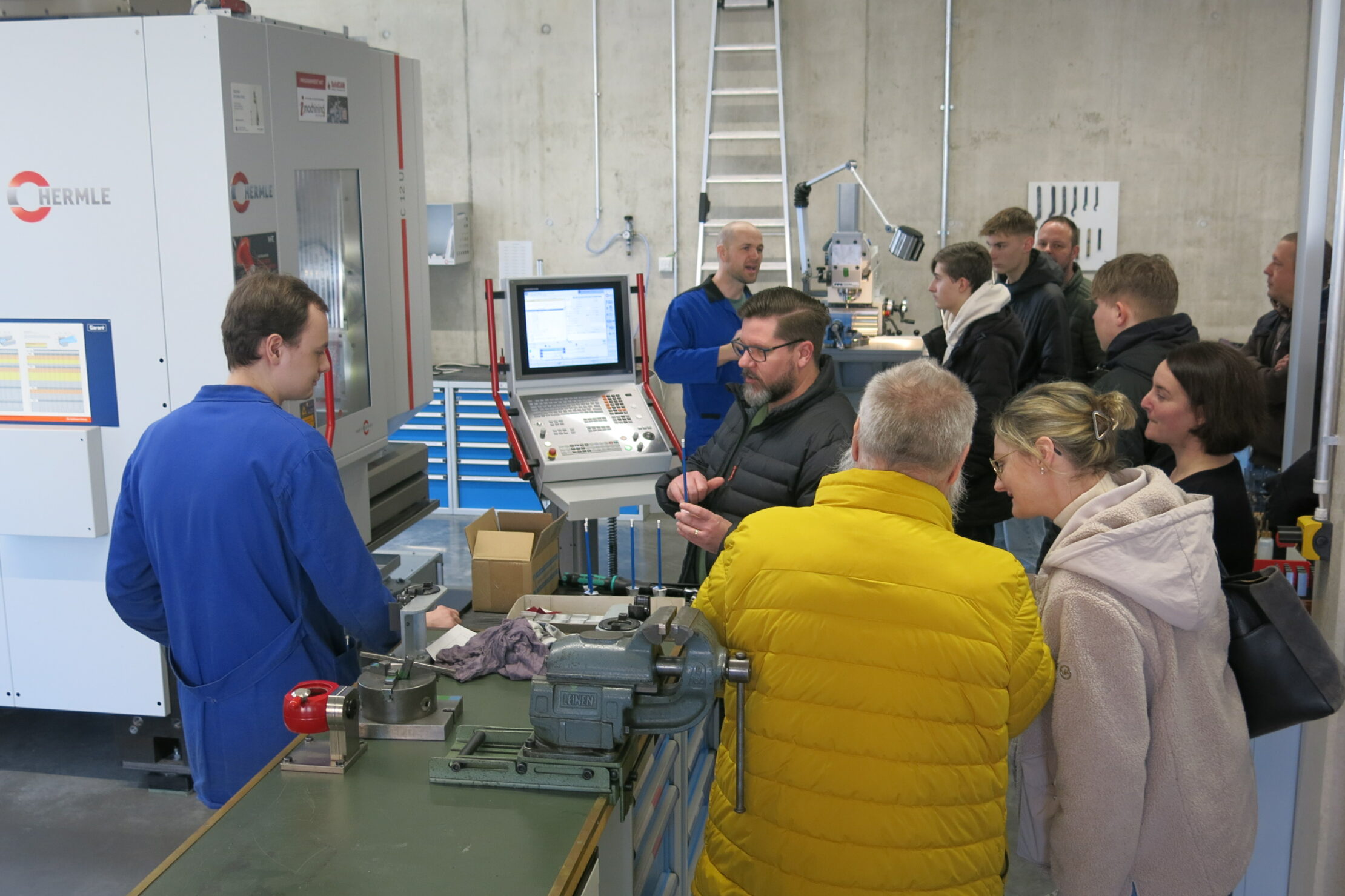 Stefan Litterst an der 5-Achs-CNC-Maschine im 3. Lehrjahr der Feinwerkmechaniker